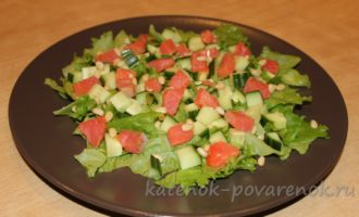 Салат из семги с зеленым салатом и огурцами - шаг 7