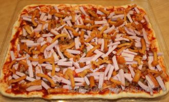 Пицца с карбонатом и маринованными опятами - шаг 9