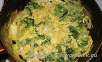 Брокколи с яйцами на сковороде – шаг 7