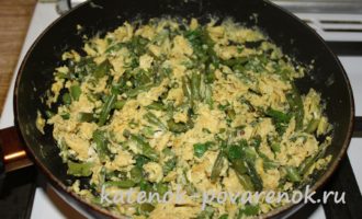 Зеленая фасоль с куриными яйцами на сковороде – шаг 9