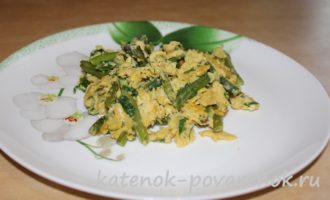 Зеленая фасоль с куриными яйцами на сковороде – шаг 10