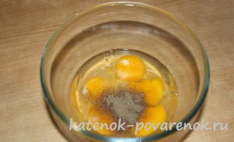 Зеленая фасоль с куриными яйцами на сковороде – шаг 3