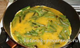Зеленая фасоль с куриными яйцами на сковороде – шаг 5