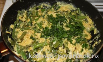 Зеленая фасоль с куриными яйцами на сковороде – шаг 8