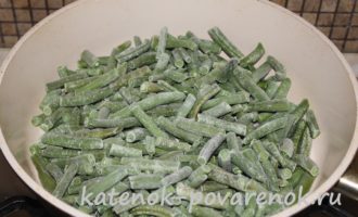 Зеленая фасоль на сковороде с соевым соусом и чесноком – шаг 1