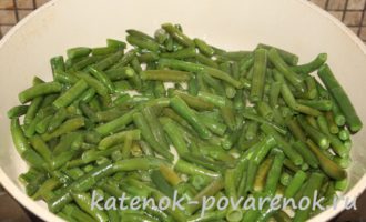 Зеленая фасоль на сковороде с соевым соусом и чесноком – шаг 2