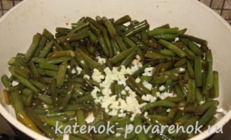 Зеленая фасоль на сковороде с соевым соусом и чесноком – шаг 5