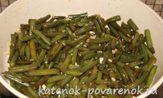 Зеленая фасоль на сковороде с соевым соусом и чесноком – шаг 6