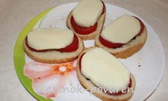 Горячие бутерброды с моцареллой и помидорами – шаг 9