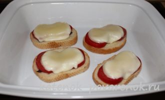 Горячие бутерброды с моцареллой и помидорами – шаг 11