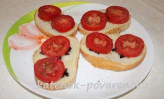 Горячие бутерброды с моцареллой и помидорами – шаг 8