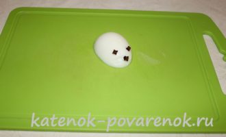 Мышки из вареных яиц – украшение для новогоднего стола – шаг 4