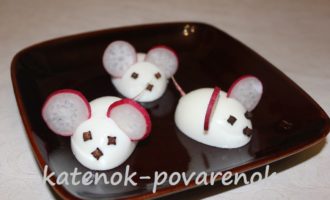 Мышки из вареных яиц – украшение для новогоднего стола – шаг 7
