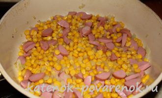 Кесадилья с кукурузой и сосисками – шаг 7