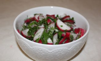 Салат из редиски с зеленью