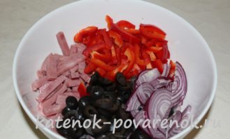 Салат из ветчины с маслинами и болгарским перцем – шаг 5