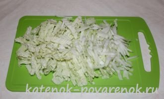 Салат из пекинской капусты с огурцом и кукурузой – шаг 2