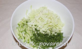 Салат из пекинской капусты с огурцом и кукурузой – шаг 4