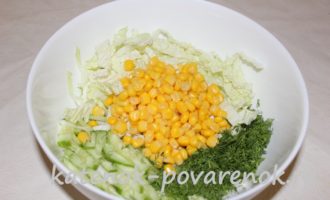 Салат из пекинской капусты с огурцом и кукурузой – шаг 5