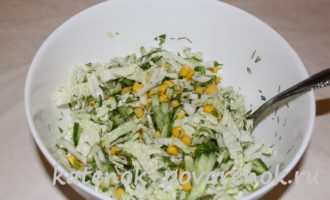 Салат из пекинской капусты с огурцом и кукурузой – шаг 6