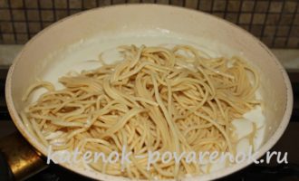 Спагетти в соусе бешамель с сыром – шаг 6