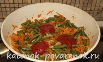 Зеленая фасоль в томатном соусе с овощами – шаг 9