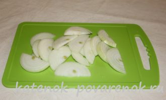 Зеленая фасоль в томатном соусе с овощами – шаг 1