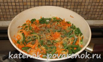 Зеленая фасоль в томатном соусе с овощами – шаг 8
