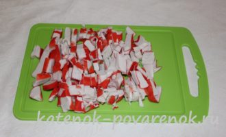 Салат из пекинской капусты с морковью по-корейски и крабовыми палочками – шаг 1
