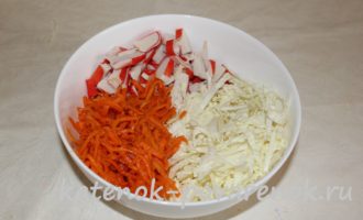 Салат из пекинской капусты с морковью по-корейски и крабовыми палочками – шаг 3