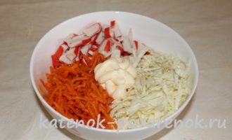 Салат из пекинской капусты с морковью по-корейски и крабовыми палочками – шаг 4