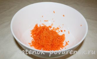 Салат из карбоната с морковью и яблоком – шаг 1
