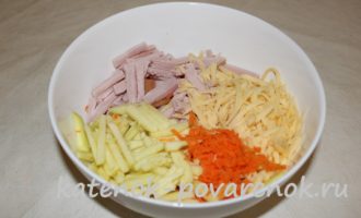 Салат из карбоната с морковью и яблоком – шаг 5