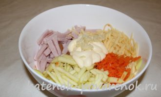 Салат из карбоната с морковью и яблоком – шаг 6