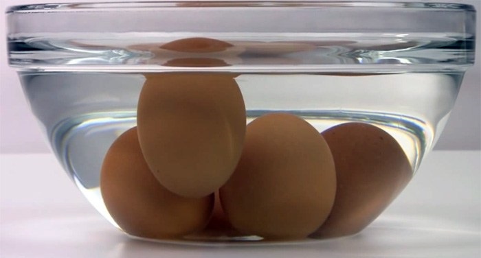 Как проверить свежесть яиц