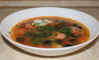 Как приготовить суп солянку с колбасой, сосисками и оливками