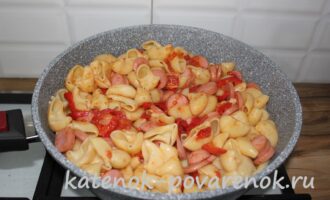 Макароны с сосисками, болгарским перцем и помидорами – шаг 9