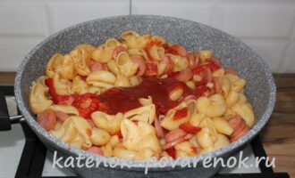Макароны с сосисками, болгарским перцем и помидорами – шаг 10