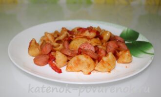 Макароны с сосисками, болгарским перцем и помидорами – шаг 12