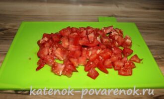 Макароны с сосисками, болгарским перцем и помидорами – шаг 1