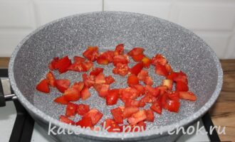 Макароны с сосисками, болгарским перцем и помидорами – шаг 2