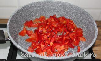 Макароны с сосисками, болгарским перцем и помидорами – шаг 4