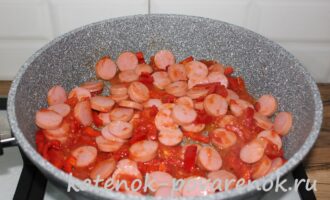 Макароны с сосисками, болгарским перцем и помидорами – шаг 7