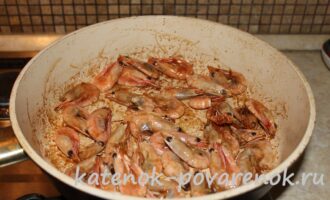 Креветки с соевым соусом и чесноком, жареные на сковороде – шаг 5