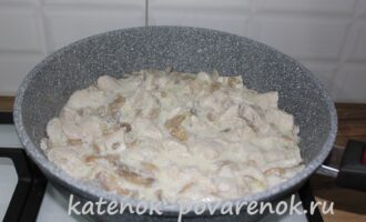 Куриное филе с шампиньонами в сливочном соусе – шаг 9