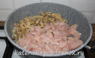 Куриное филе с шампиньонами в сливочном соусе – шаг 4