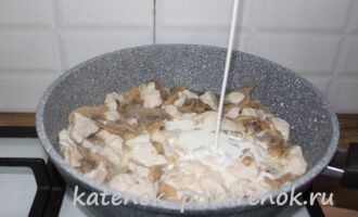 Куриное филе с шампиньонами в сливочном соусе – шаг 8