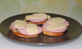 Горячие бутерброды с колбасой и сыром на сковороде