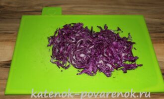 Салат из краснокочанной капусты и кукурузы – шаг 1