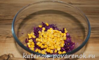 Салат из краснокочанной капусты и кукурузы – шаг 8